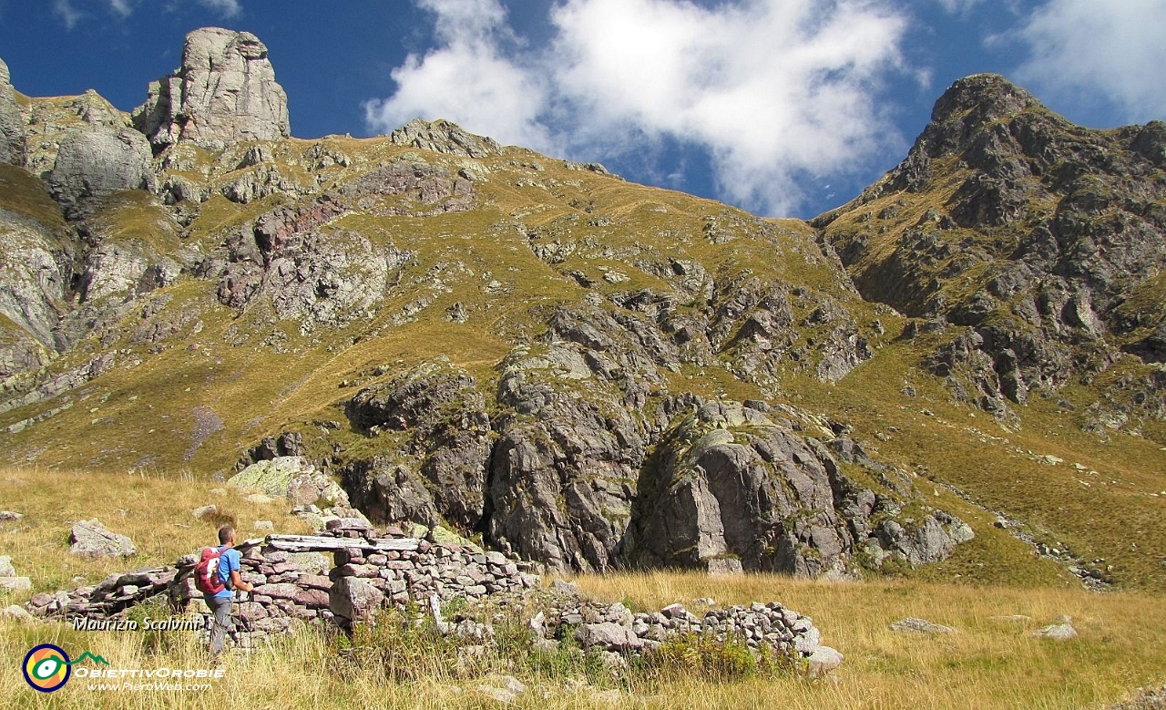 06 Ruderi della Baita Pastrengo, Guardo la sella tra il Pizzo di Giacomo ed il Torrione di San Giacomo.JPG